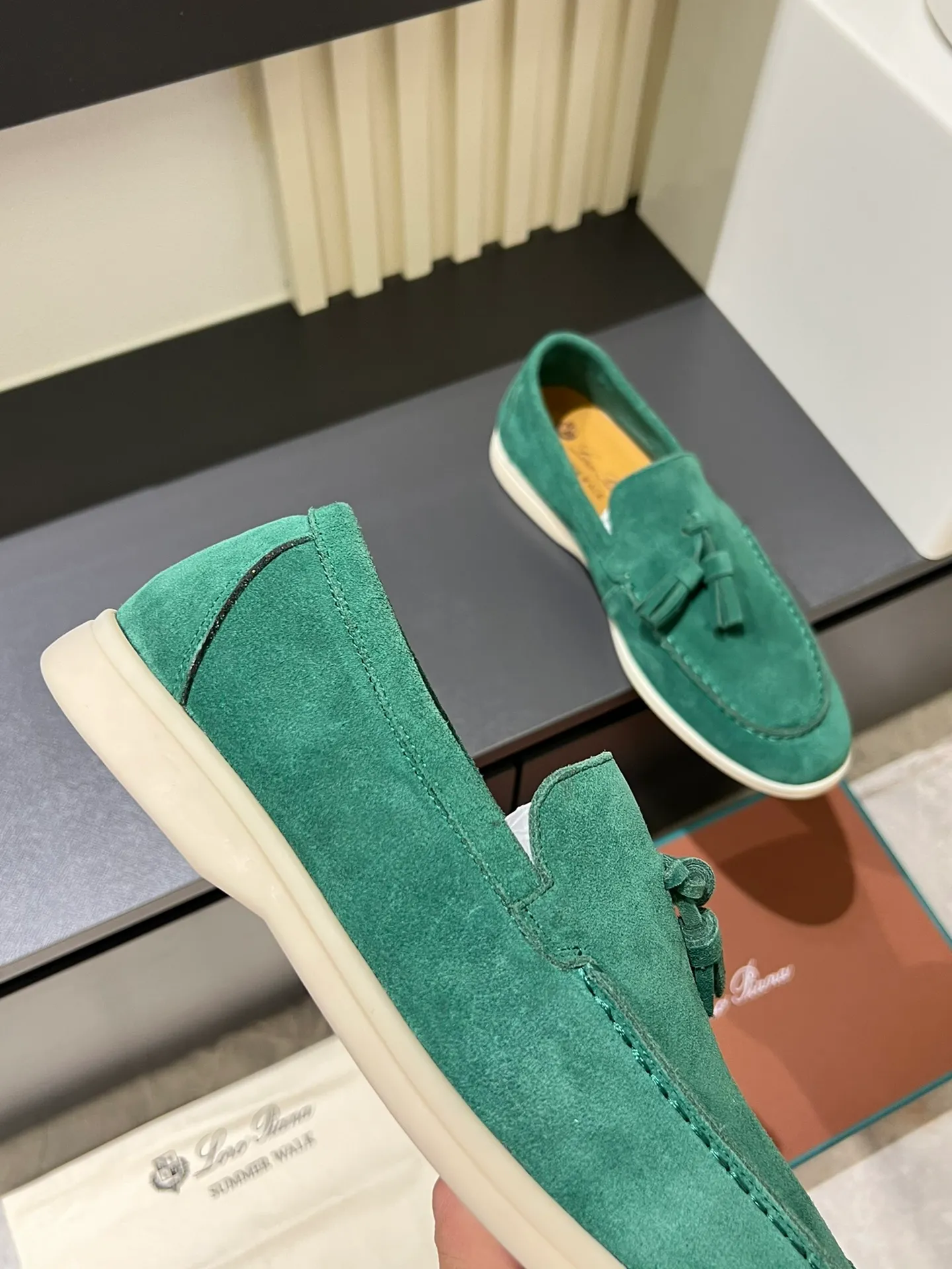 Men's shoes 💰p360 "Loro men's shoes 💰pian'*" Classic L men's shoes for couples 💰p Top version British flat loafers, a must-have item in old money style, the minimalist design is eye-catching and durable, a plus point for dressing The soft foot feel and texture are outstanding. They don’t scratch your feet and are very nice. They are matched with soft and waxy soles. They can be worn daily for a long time without getting tired. They are easy to wear, versatile and classic items, with perfect foot feel and texture! Imported cashmere fabric, the lining is made of imported A-grade water-dyed cow lining, the top version of the genuine leather midsole is sewn with pure handmade mark thread! Size: Female 35-40 (34. Customized) Male 38-44 (45.46. Customized)